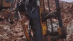 شنيور تخريم الصخورT2  أثناء التشغيل